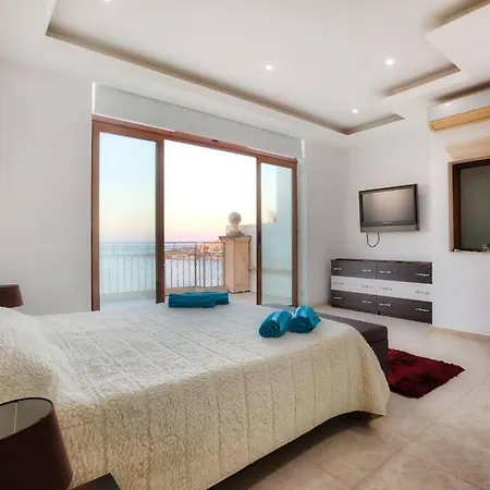 Sea View Penthouse, 1 Bedroom And Sofa Bed Сент-Полс-Бей